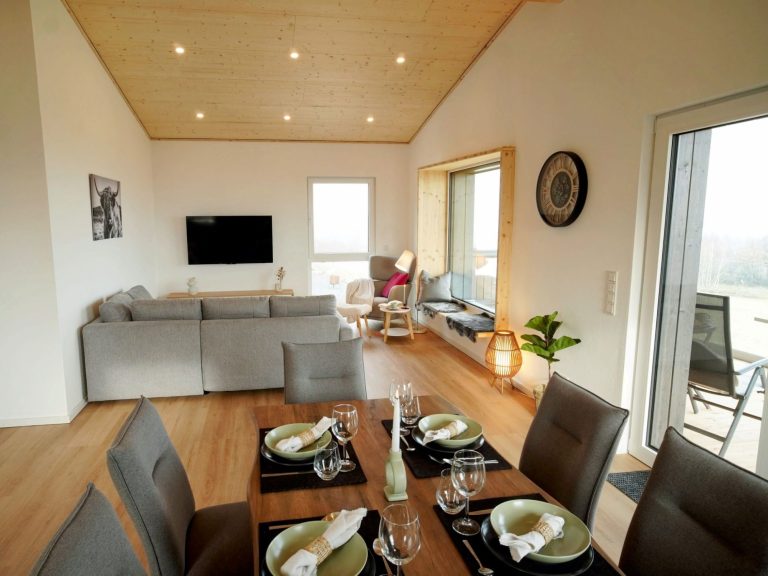 Wohnraum mit Esstisch und Sofa