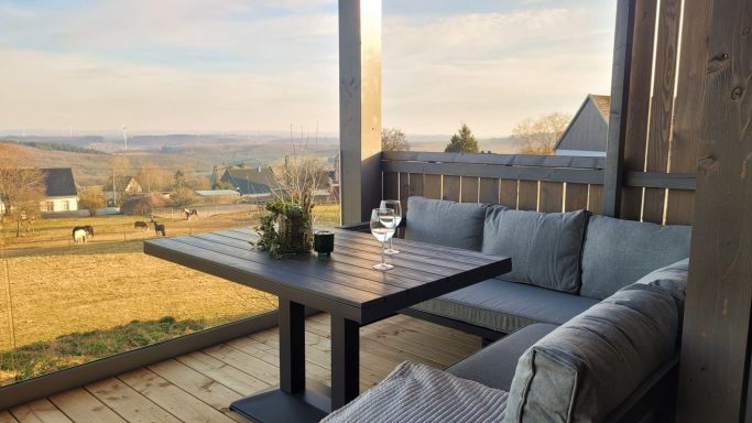 25 qm überdachter Holzbalkon