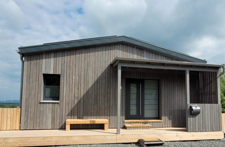 Eingang mit Holzveranda
